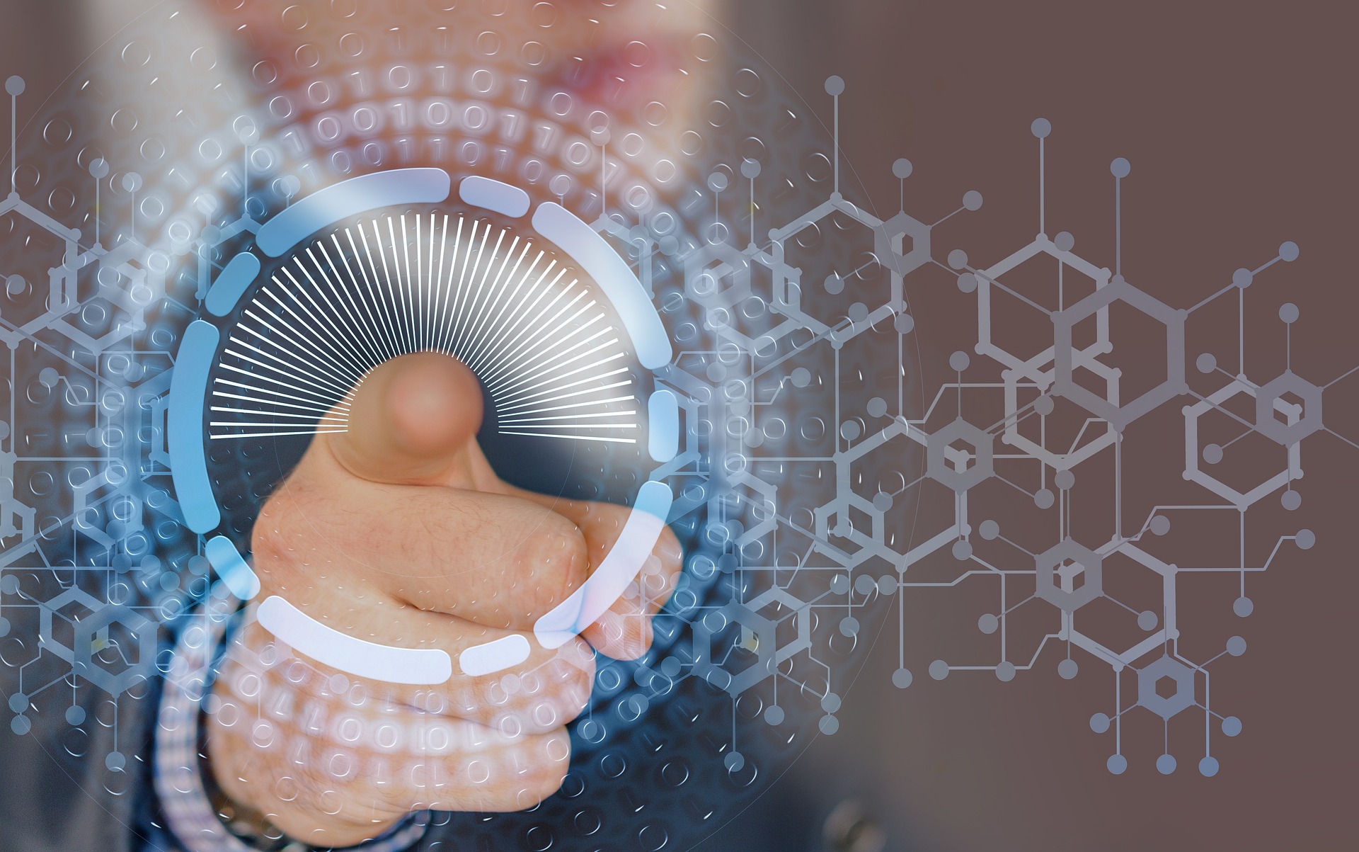 Eine Hand greift den Touchscreen